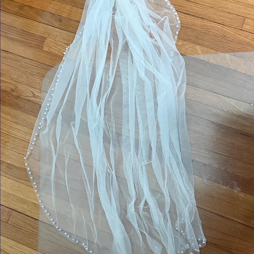 Elegant White Veil with Pearl Accents